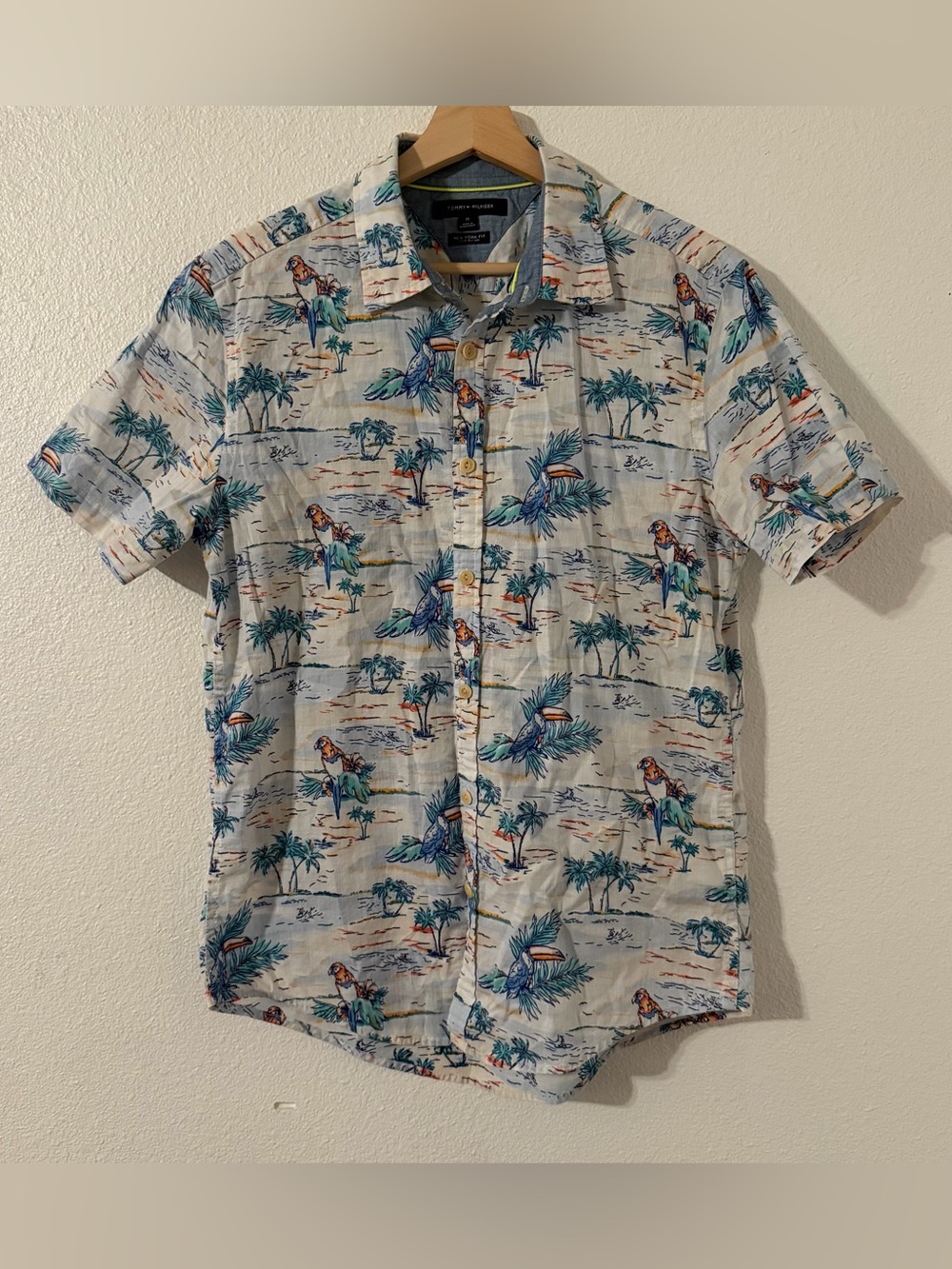 Tommy Hilfiger Men's M Short Sleeve Button-Down Shirt White Blue Tropical Parrot